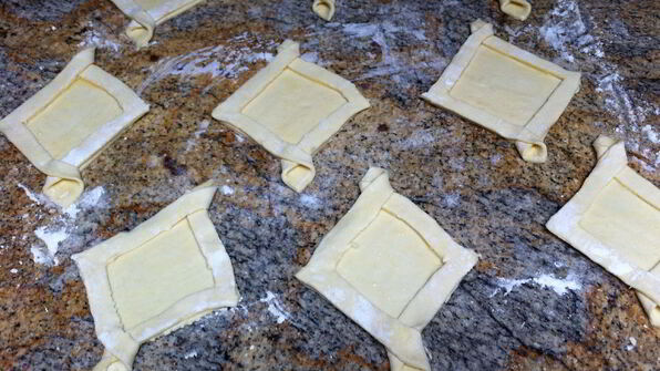 ватрушки из слоеного теста с заварным кремом