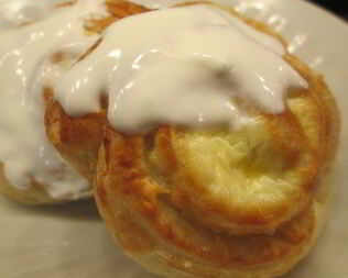 Ватрушки с творогом в сметанной заливке