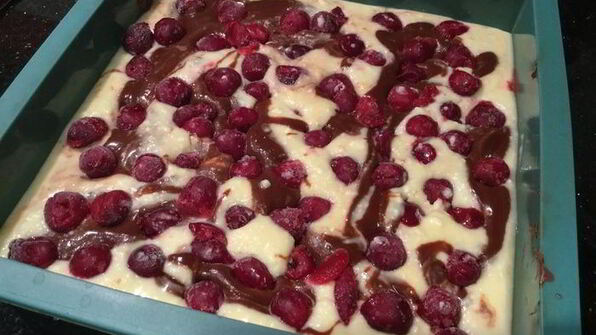 брауни-чизкейк с вишней