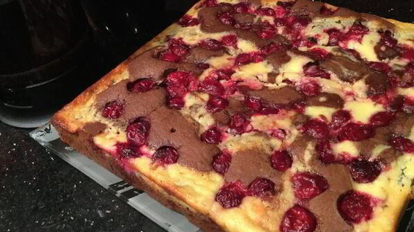 брауни-чизкейк с вишней