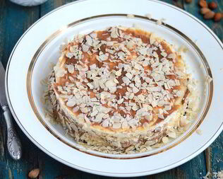 Чизкейк на натуральном йогурте с миндалем