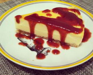 Чизкейк с клубничным соусом