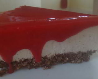 Чизкейк с миндальной основой и малиновым топпингом