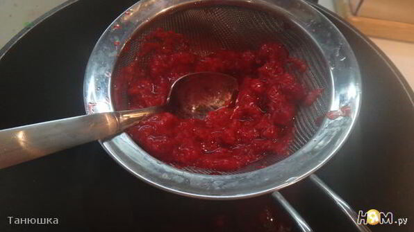 чизкейк с миндальной основой и малиновым топпингом