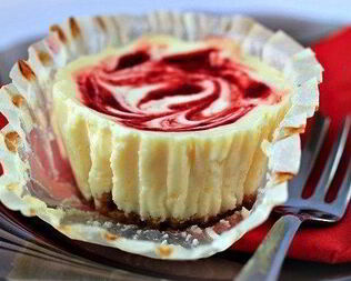 Капкейки — чизкейки с клубникой