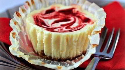 Капкейки — чизкейки с клубникой