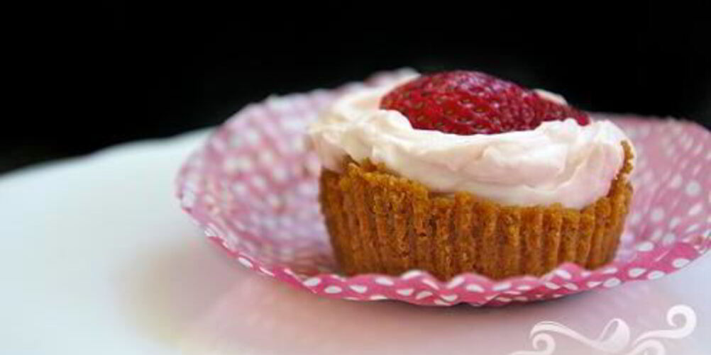 Рецепт мини-чизкейков с клубникой