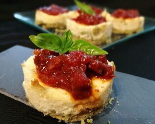 Мини-чизкейки с томатным мармеладом