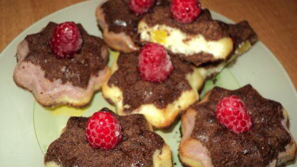 мраморный чизкейк с малиной и персиками