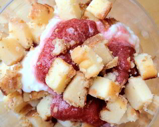 Парфе с йогуртом и кубиками чизкейка в клубничном соусе