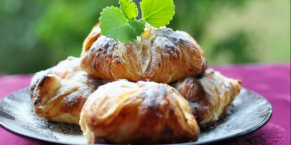 Рецепт французских слоек с брусникой и сливами