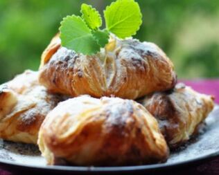 Французские слойки с брусникой и сливами