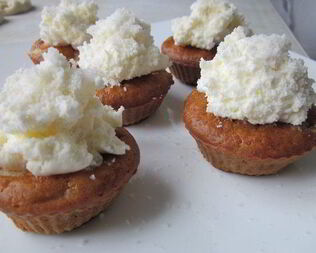 Ананасовые капкейки с ванильно-кокосовым кремом