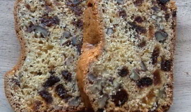 Кекс с орехами и курагой