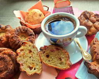 Кексы с ягодами и грушей на творожном тесте