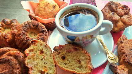 Кексы с ягодами и грушей на творожном тесте