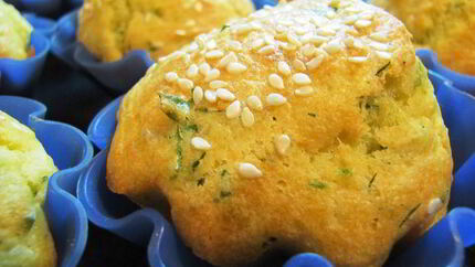 Кексы закусочные с адегейским сыром, травами и кунжутом