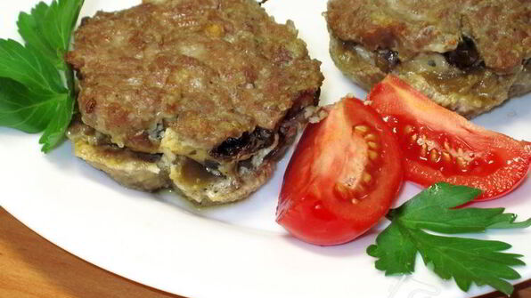 мясные мини кексы с грибной начинкой