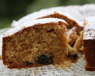 Пряный имбирный кекс с черносливом и кленовым сиропом