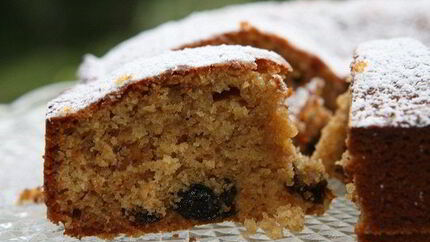 Пряный имбирный кекс с черносливом и кленовым сиропом