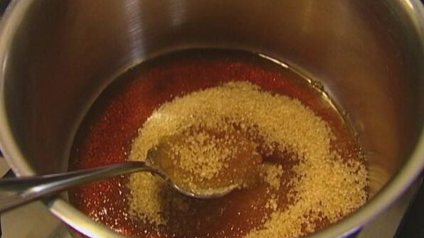 пряный имбирный кекс с черносливом и кленовым сиропом