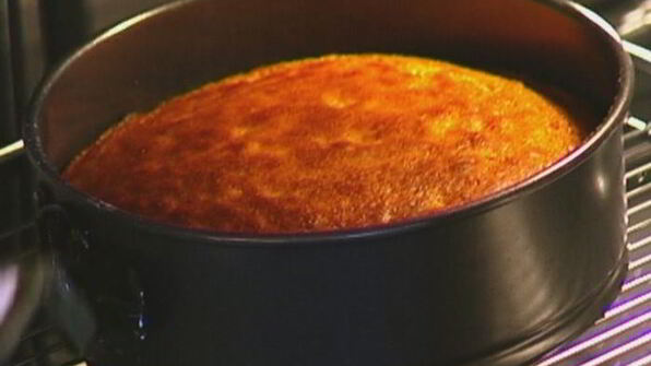 пряный имбирный кекс с черносливом и кленовым сиропом