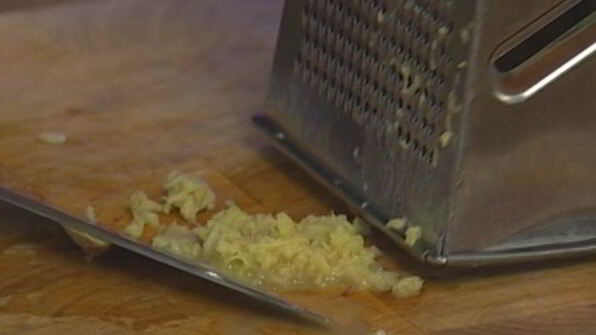 пряный имбирный кекс с черносливом и кленовым сиропом