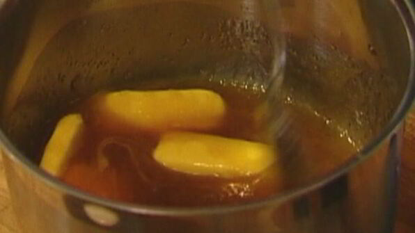 пряный имбирный кекс с черносливом и кленовым сиропом