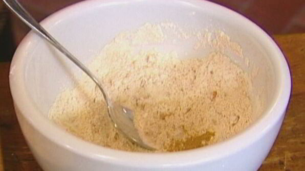 пряный имбирный кекс с черносливом и кленовым сиропом