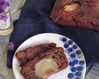 Шоколадно-черемуховый кекс с грушей