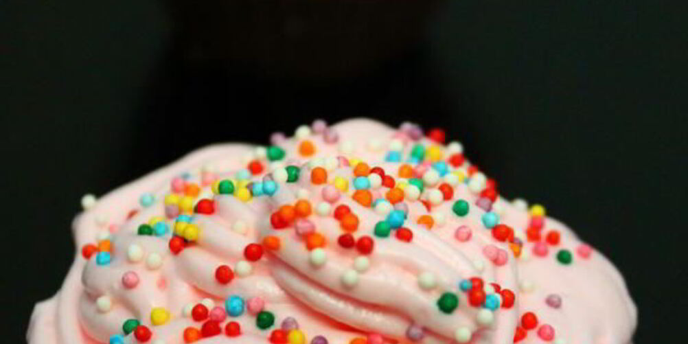 Рецепт шоколадных капкейков со взбитыми сливками