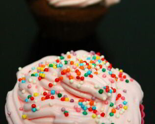 Шоколадные капкейки со взбитыми сливками