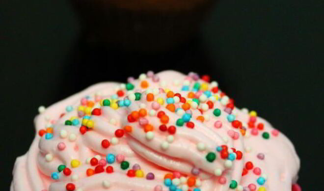 Шоколадные капкейки со взбитыми сливками