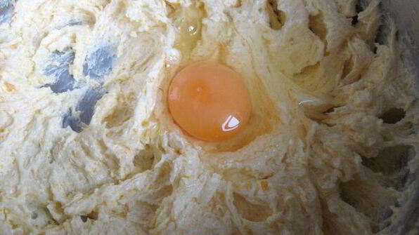 цитрусовый кекс в шапочке из персиков и фундука