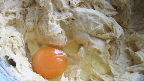 цитрусовый кекс в шапочке из персиков и фундука