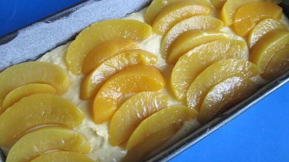 цитрусовый кекс в шапочке из персиков и фундука