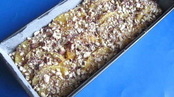 цитрусовый кекс в шапочке из персиков и фундука