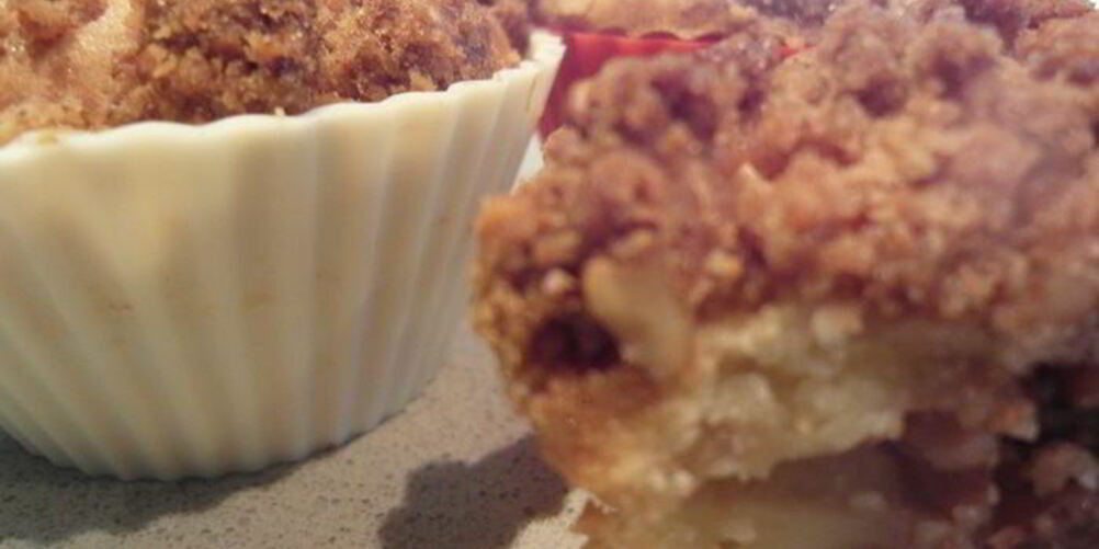 Рецепт яблочных кексов с хрустящим ореховым топпингом