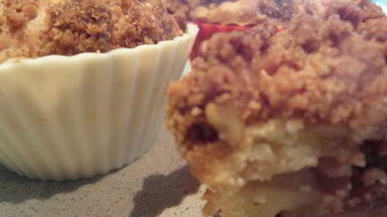 Яблочные кексы с хрустящим ореховым топпингом