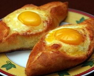 Грузинские хачапури с яйцом по-аджарски