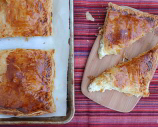 Хачапури из слоеного теста с сыром в духовке