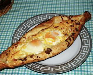 Хачапури по-аджарски из слоеного теста