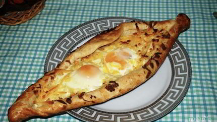 Хачапури по-аджарски из слоеного теста