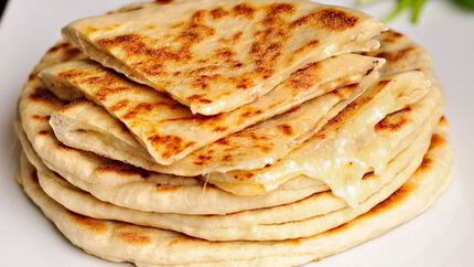 Хачапури с сыром и вареным яйцом