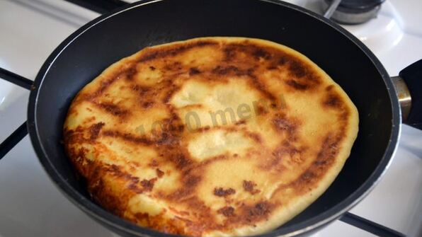 хачапури с творогом и сыром на сковороде