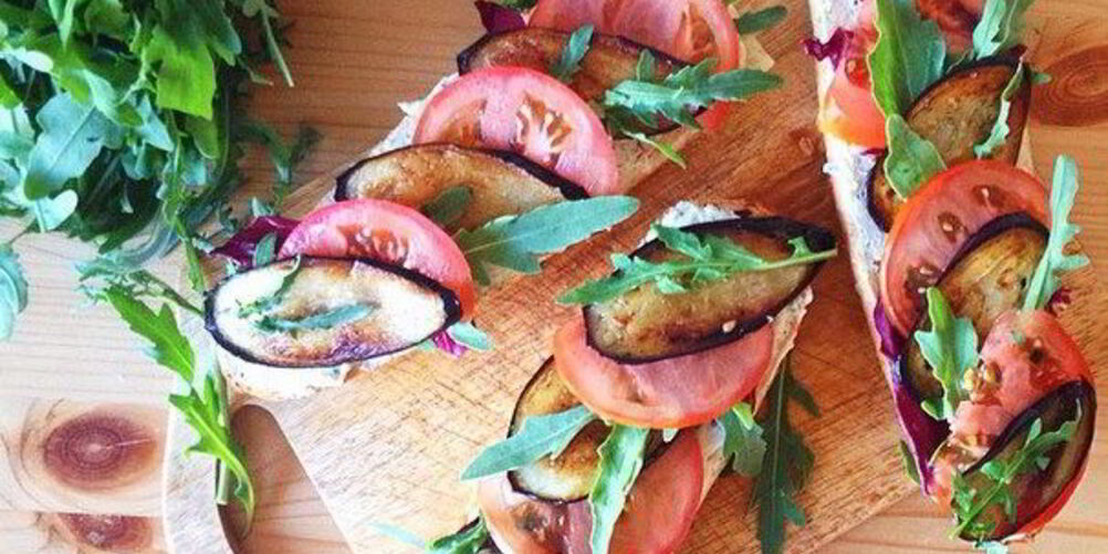 Рецепт багета с овощами, творожным сыром и рукколой