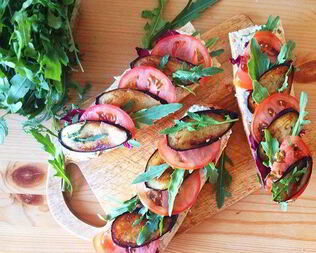 Багет с овощами, творожным сыром и рукколой