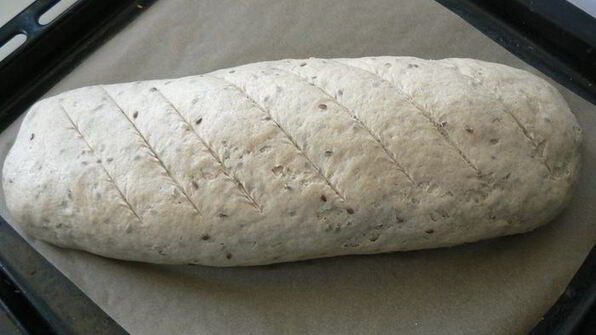 батон с льняными семенами на закваске