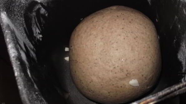 черный хлеб с маринованным чесноком