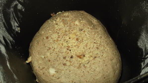 черный хлеб с маринованным чесноком